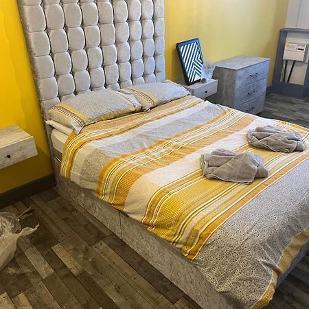 Town Center Large 2 Bedroom Apartment- Sleeps Up To 6 - Dogs Welcome - 2 Minutes From Train Station Blackpool Esterno foto