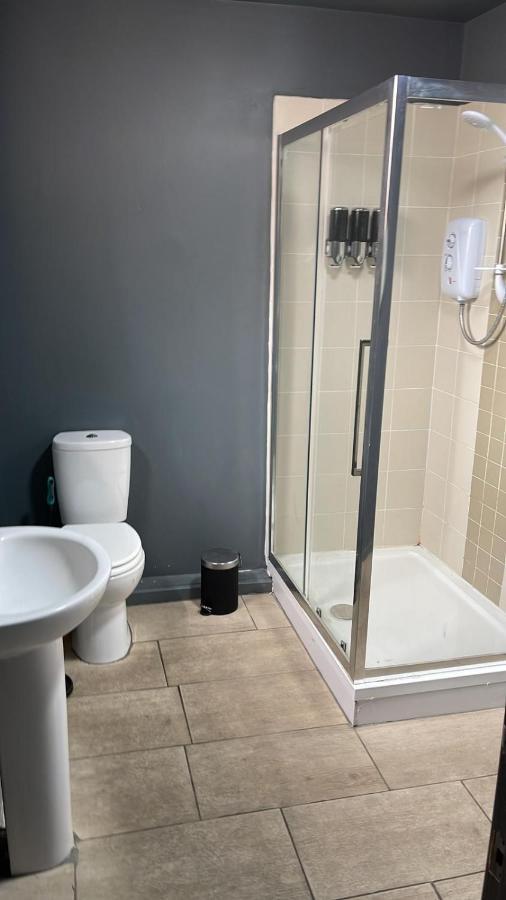 Town Center Large 2 Bedroom Apartment- Sleeps Up To 6 - Dogs Welcome - 2 Minutes From Train Station Blackpool Esterno foto