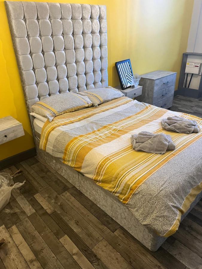 Town Center Large 2 Bedroom Apartment- Sleeps Up To 6 - Dogs Welcome - 2 Minutes From Train Station Blackpool Esterno foto