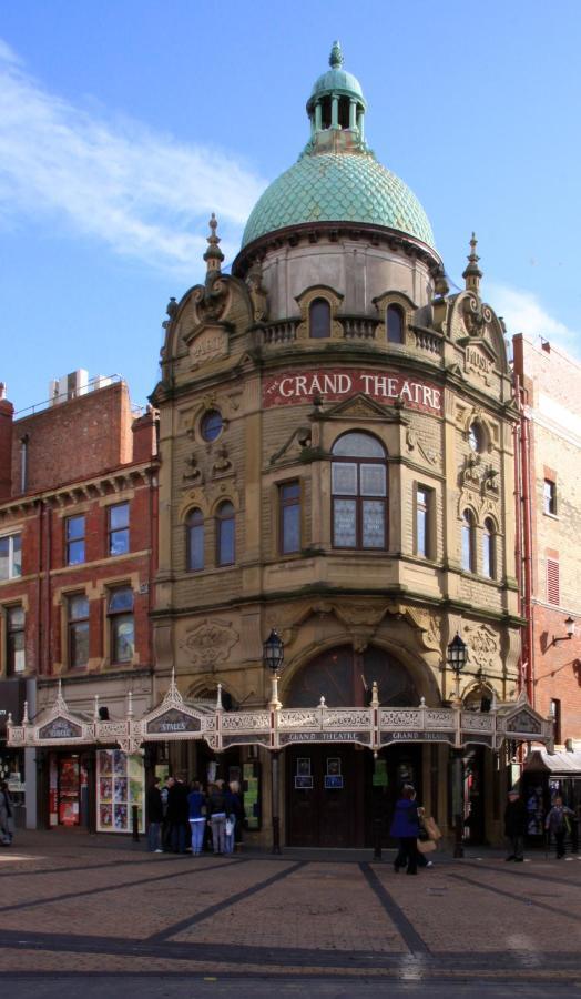 Town Center Large 2 Bedroom Apartment- Sleeps Up To 6 - Dogs Welcome - 2 Minutes From Train Station Blackpool Esterno foto
