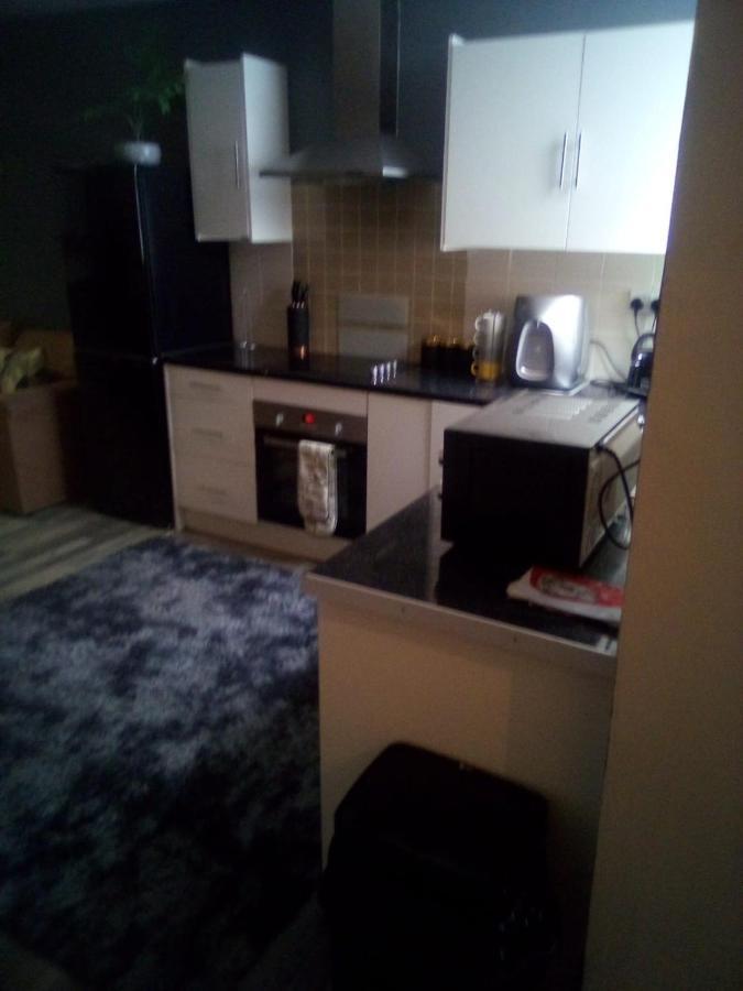 Town Center Large 2 Bedroom Apartment- Sleeps Up To 6 - Dogs Welcome - 2 Minutes From Train Station Blackpool Esterno foto