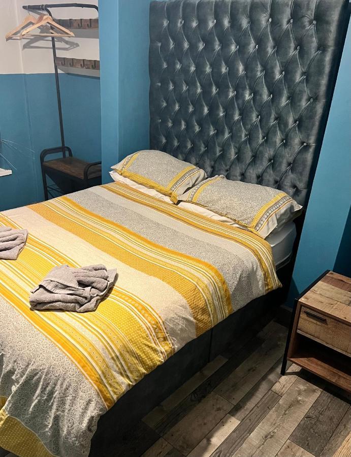 Town Center Large 2 Bedroom Apartment- Sleeps Up To 6 - Dogs Welcome - 2 Minutes From Train Station Blackpool Esterno foto