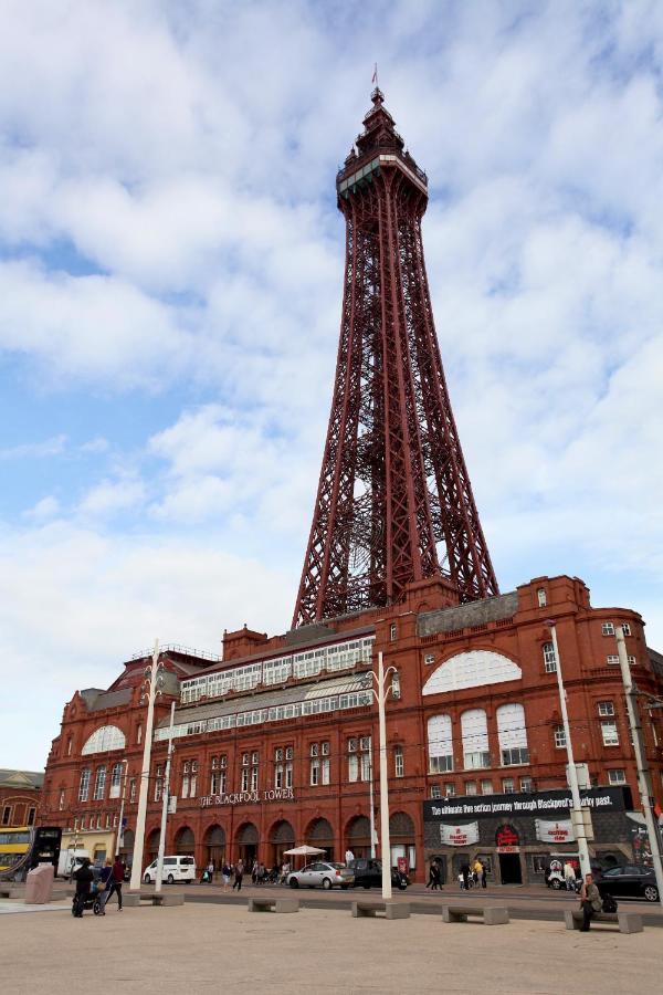 Town Center Large 2 Bedroom Apartment- Sleeps Up To 6 - Dogs Welcome - 2 Minutes From Train Station Blackpool Esterno foto
