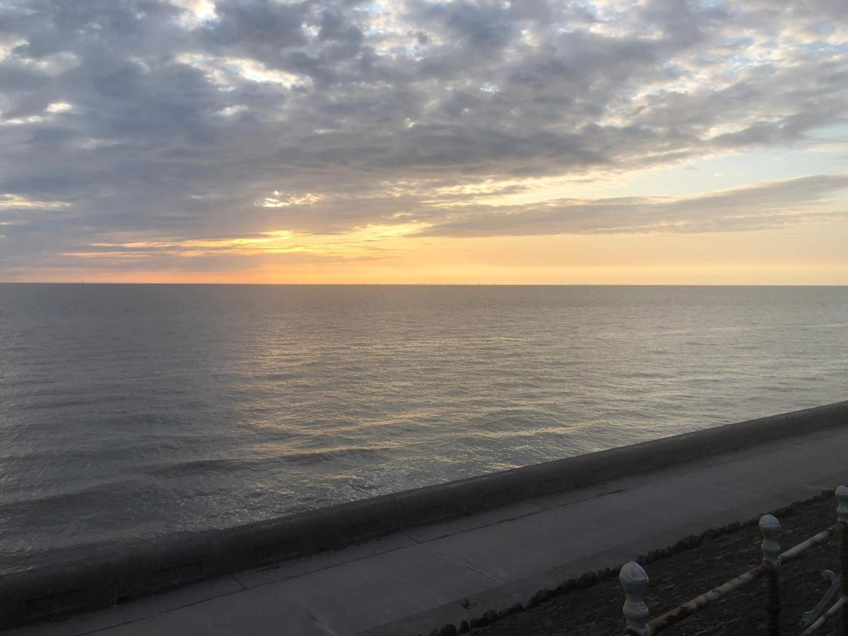 Town Center Large 2 Bedroom Apartment- Sleeps Up To 6 - Dogs Welcome - 2 Minutes From Train Station Blackpool Esterno foto