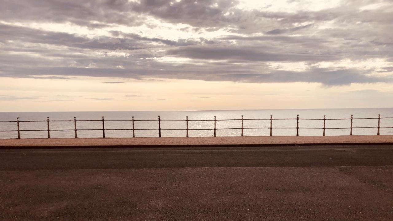 Town Center Large 2 Bedroom Apartment- Sleeps Up To 6 - Dogs Welcome - 2 Minutes From Train Station Blackpool Esterno foto